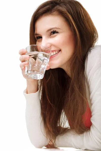 Bir bardak suyu olan bir kadın.