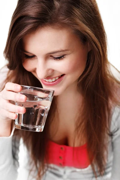 Vrouw die water drinkt — Stockfoto