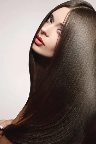 Belle femme aux cheveux longs en bonne santé Photo De Stock