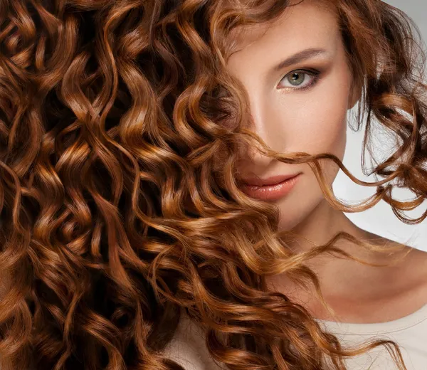 Mujer con el pelo hermoso Imágenes de stock libres de derechos