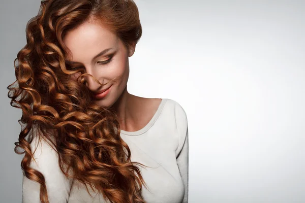 Kızıl saçlı. kıvırcık saçlı güzel kadın — Stok fotoğraf