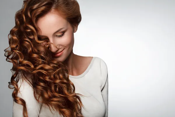 Rambut merah. Wanita dengan rambut keriting yang indah Stok Gambar Bebas Royalti