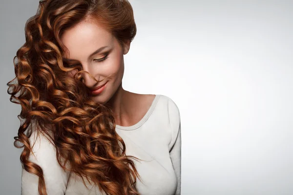 Cabelo vermelho. Mulher com cabelo encaracolado bonito Imagens De Bancos De Imagens Sem Royalties