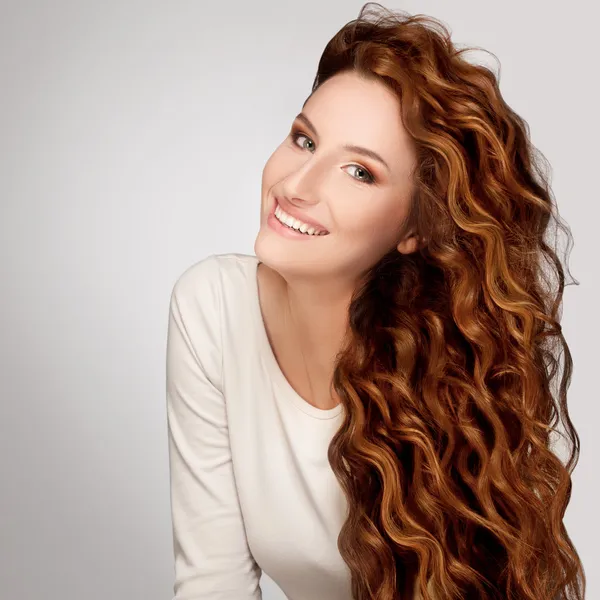 Rote Haare. Frau mit schönen lockigen Haaren — Stockfoto