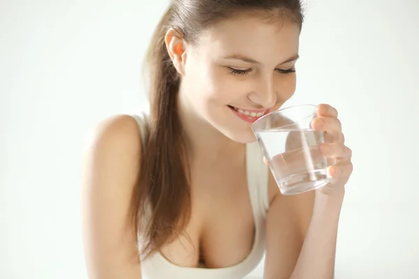 Água. Mulher feliz água potável — Fotografia de Stock
