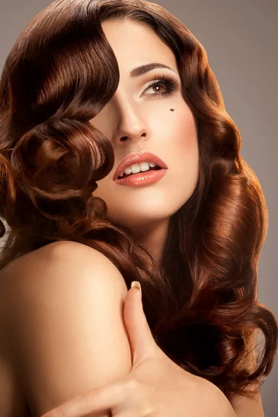 Kıvırcık saçlı güzel kadın — Stok fotoğraf