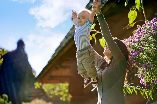 En lycklig familj. ung mor med barn — Stockfoto