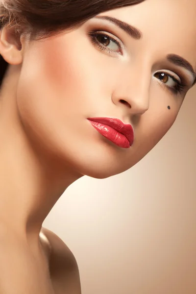 Labios rojos. Mujer con buen maquillaje y lápiz labial rojo — Foto de Stock