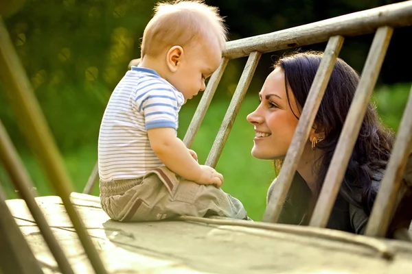 Família feliz.Uma jovem mãe e bebê — Fotografia de Stock