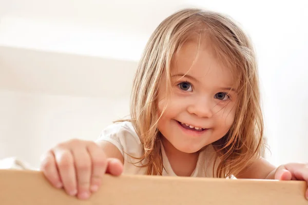 Un bambino felice. Ritratto di una bella ragazza liitle primo piano — Foto Stock