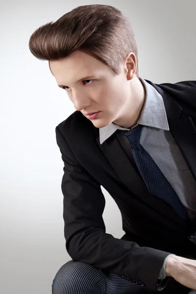 Kurze Frisur. Porträt eines jungen Mannes mit braunen Haaren — Stockfoto