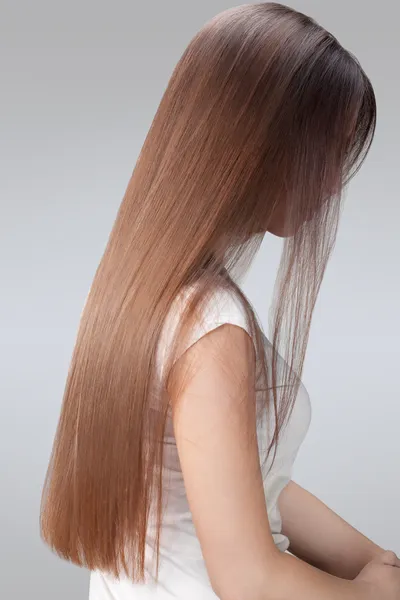 Cheveux longs. Belle femme aux cheveux bruns sains . — Photo