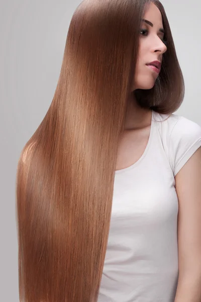 Cabelo comprido. Mulher bonita com cabelo castanho saudável . — Fotografia de Stock