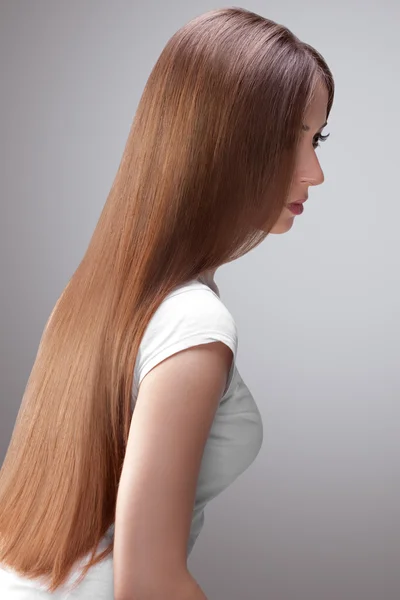 Capelli lunghi. Bella donna con capelli castani sani . — Foto Stock