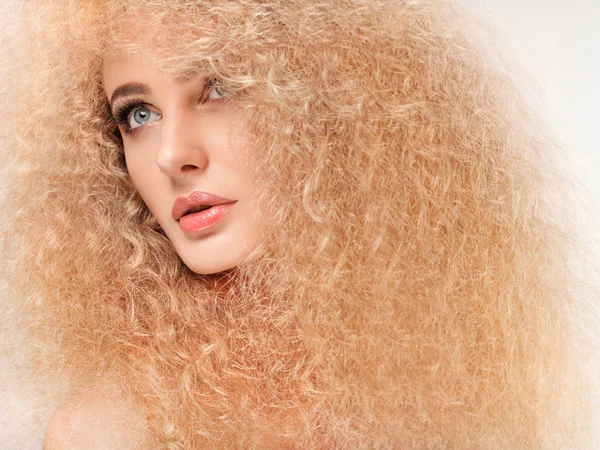 Blonde haren. mooie vrouw met lang krullend haar. hoge kwaliteit — Stok fotoğraf