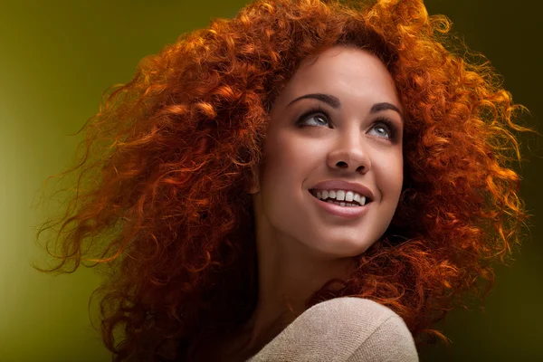 Kızıl saçlı. uzun kıvırcık saçlı güzel bir kadın. yüksek kaliteli ıma — Stok fotoğraf