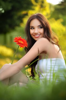 güzel bir kız ile doğanın keyfini gerbera çiçek.