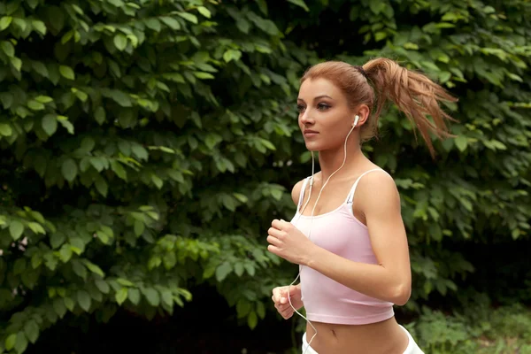 Une femme qui court. jogging coureur femelle en plein air — Photo