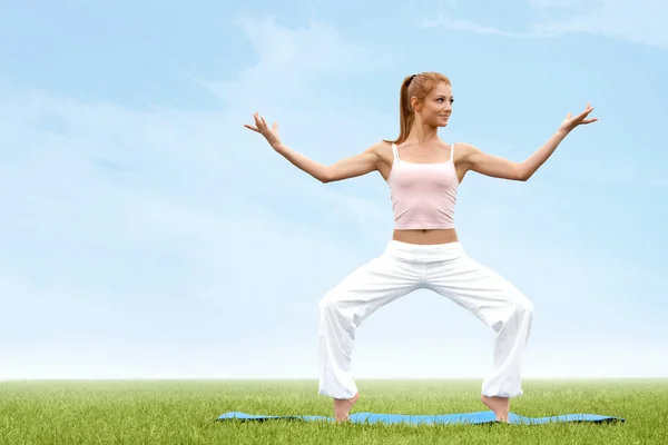 Laufende Frau. Läuferin joggt im Freien — Stockfoto