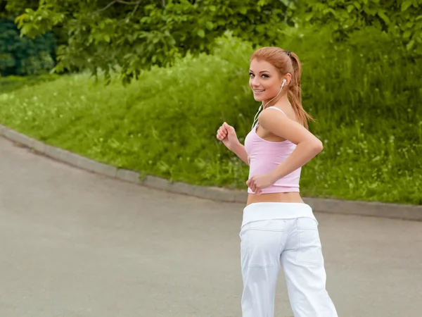 Žena běžkyně. Fitness dívka běží venku — Stock fotografie