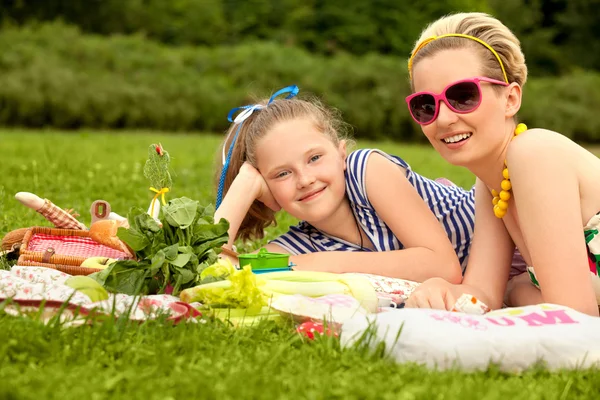Happy family. Beautiful woman and young girl smiling. Mother day — Stock Photo, Image