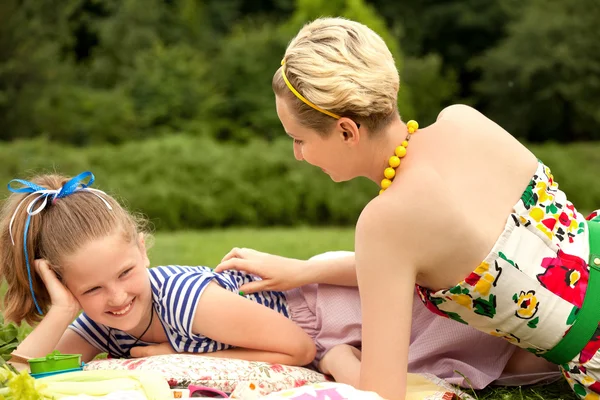 Glückliche Familie. eine junge Mutter und ihre Tochter spielen — Stockfoto