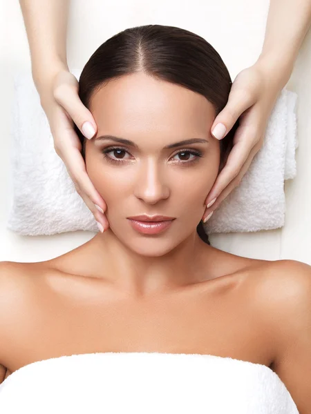 Spa Woman. Close-up of a Young Woman Getting Spa Treatment. Face — Stock Photo, Image