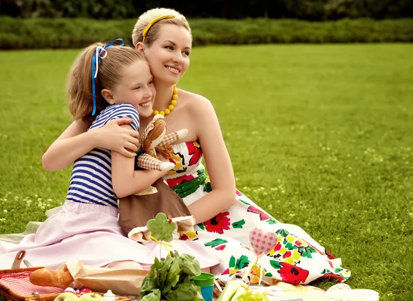 Lycklig familj. en vacker mor och dotter — Stockfoto