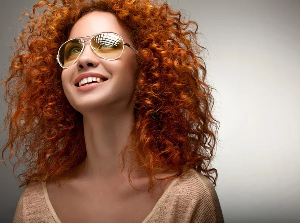 Kızıl saçlı. güzel bir kadın kıvırcık uzun saçlı, sunglases