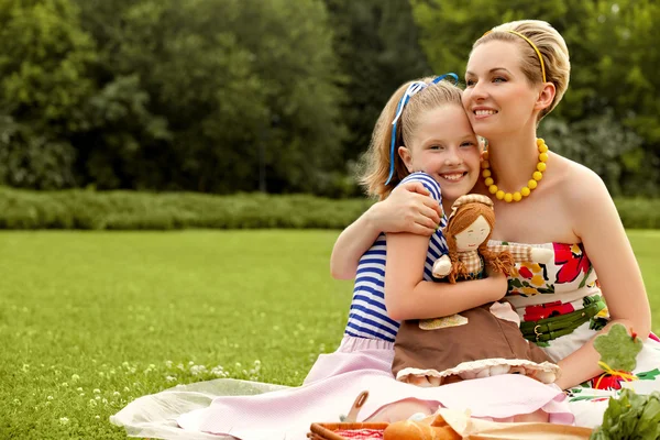 Lycklig familj. en vacker mor och dotter — Stockfoto