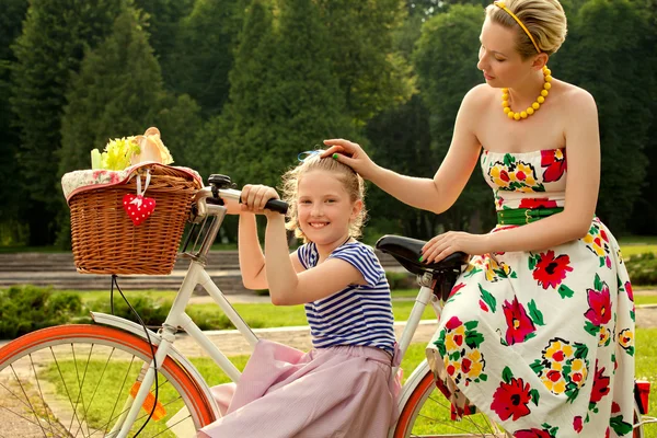 Happy family. A Beautiful Mother and Daughter — Stock Photo, Image