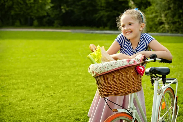 mutlu kız parkta eğleniyor