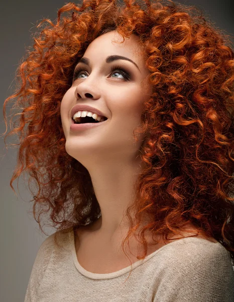 Cabello rojo. Hermosa mujer con pelo largo rizado y gafas de sol —  Fotos de Stock