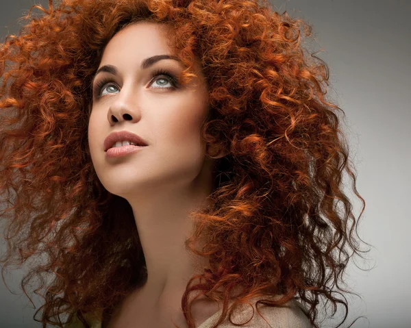 Cabelo vermelho. Mulher bonita com cabelos longos encaracolados e óculos de sol — Fotografia de Stock