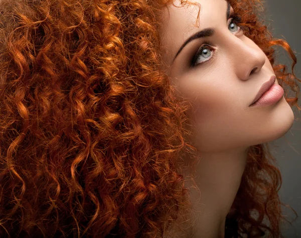 Cabelo vermelho. Mulher bonita com cabelos longos encaracolados e óculos de sol — Fotografia de Stock