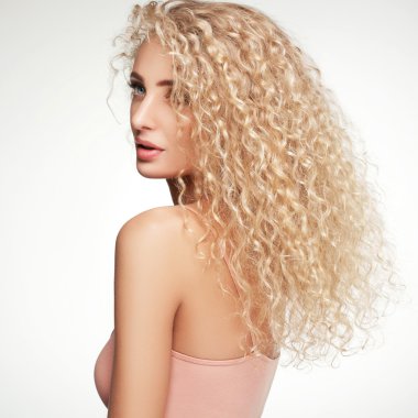 blonde haren. mooie vrouw met lang krullend haar. hoge kwaliteit
