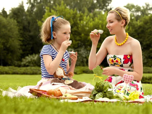 Gelukkig moeder en dochter drinken koffie. familie picknick — Stockfoto