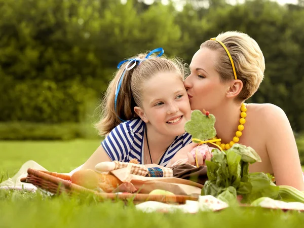 Lycklig mor och dotter kyssas utomhus. familj picknick — Stockfoto