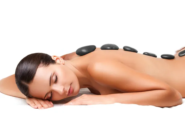 Masaje de piedra. Hermosa mujer consiguiendo spa piedras calientes masaje. S — Foto de Stock