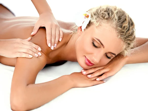 Massage. närbild av en vacker kvinna att få spa-behandling — Stockfoto