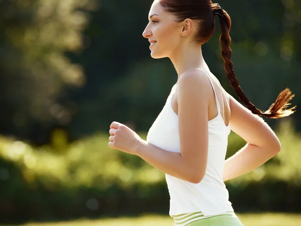 Žena běžkyně. Fitness dívka běží venku — Stock fotografie