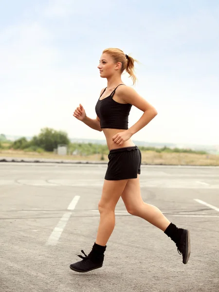 Vrouwenloper. Fitness Meisje Hardlopen buiten — Stockfoto