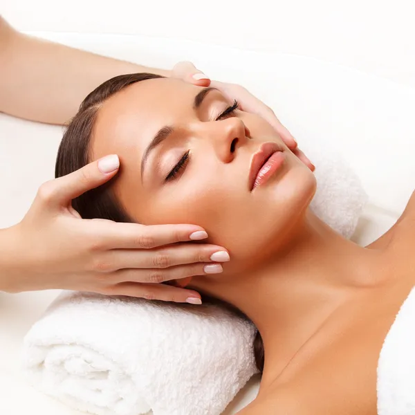 Massagem facial. Close-up de uma jovem mulher recebendo tratamento de spa . Imagens De Bancos De Imagens