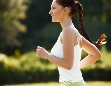 atletik runner Maratonu için bir parkta eğitim. Fitness kız