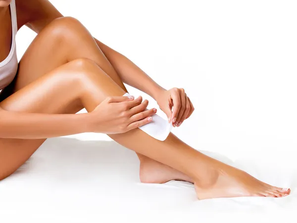 Zadbane kobiety nogi po depilacji na białym tle — Zdjęcie stockowe