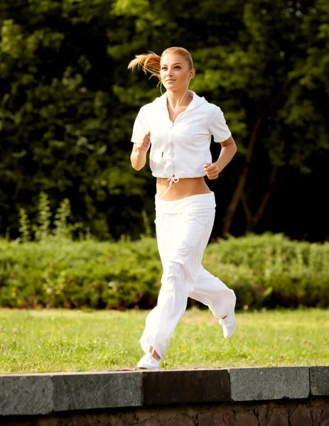 Treinamento de corredor atlético em um parque para maratona. Menina Fitness — Fotografia de Stock