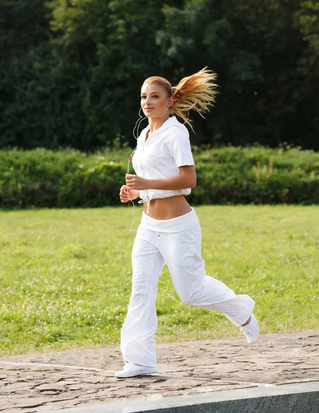 Leichtathletik-Lauftraining in einem Park für den Marathon. Fitness-Mädchen — Stockfoto