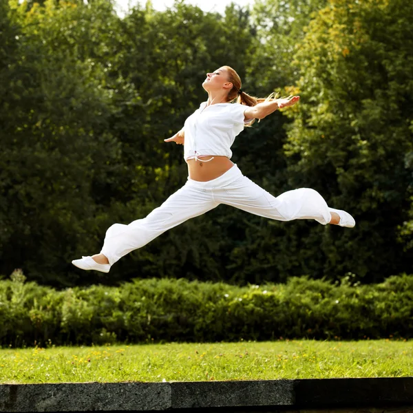 Happy Woman Jumping. Danseuse libre. Concept de liberté . — Photo