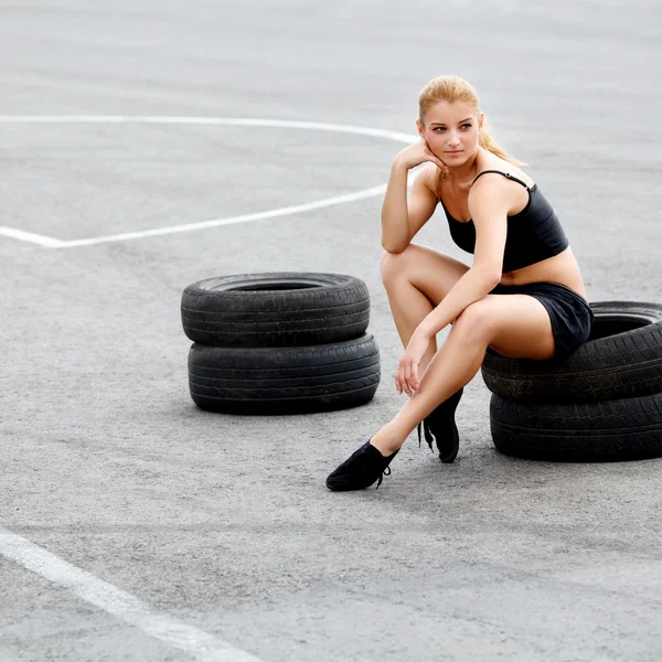 Retrato de una joven deportista haciendo ejercicio de estiramiento . — Foto de Stock