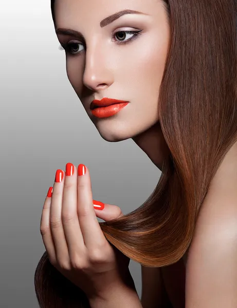 Hermosa mujer con uñas rojas. Maquillaje y Manicura. Labios rojos — Foto de Stock